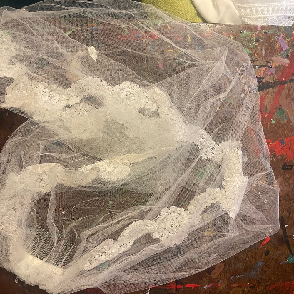 Elegant White Lace Bridal Veil